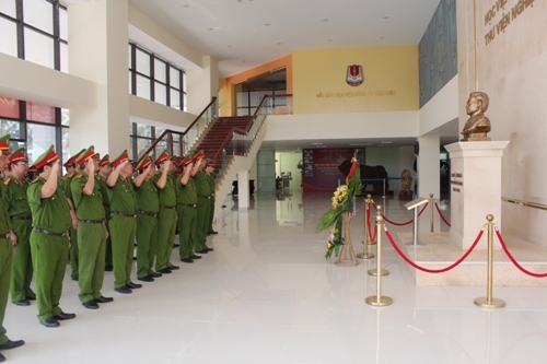 Đảng ủy, Ban Giám đốc và lãnh đạo các đơn vị chức năng tưởng niệm cố Hiệu trưởng Lê Quân